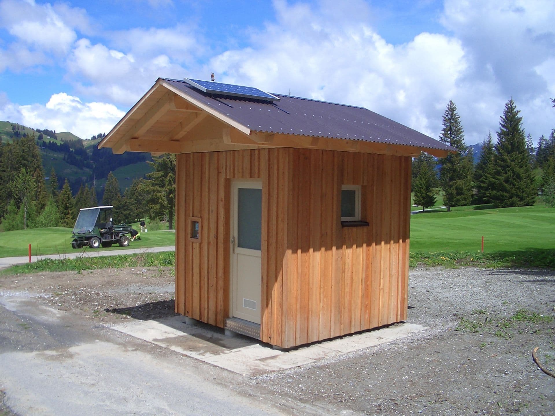 Eine Sanitäranlage in Leichtbauweise mit einer Kabine und Photovoltaikanlage auf dem Dach.