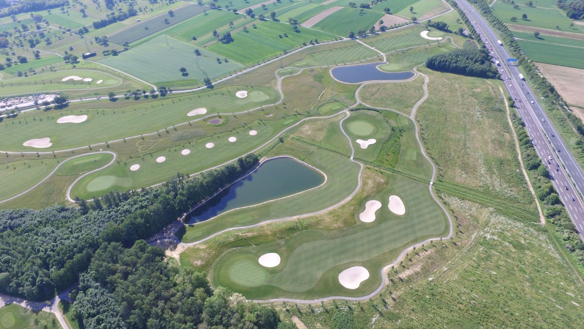 Luftbildaufnahme nach der Fertigstellung einer schlüsselfertigen Golfanlage in Karlsruhe.
