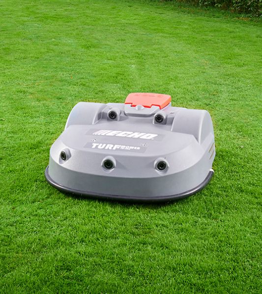 Ein Rasenmähroboter mäht eine Rasenfläche.
